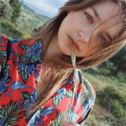 教室里特别安静的句子