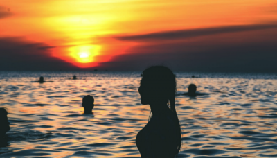 ​形容夏天的句子唯美  喜欢阳光穿过树梢的静谧