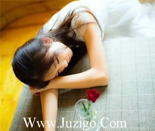 其实早已习惯了一个人寂寞,两个人堕落