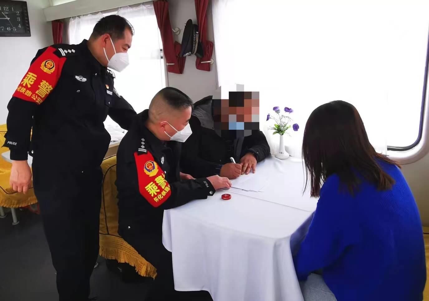 男子深夜“如雷”鼾声惊醒邻铺女子起纠纷报警,乘警:和为贵