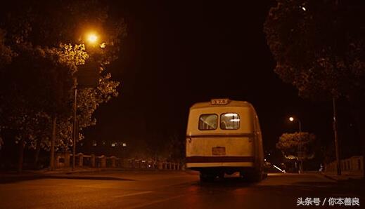 小伙乘坐恐怖无人公交车,体验了一把先惊后喜的经历