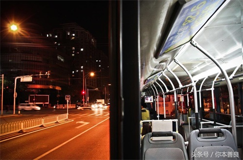 小伙乘坐恐怖无人公交车,体验了一把先惊后喜的经历