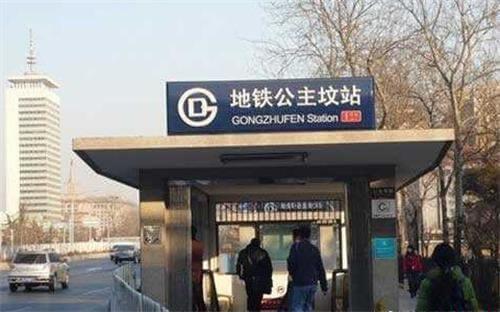 公主坟地铁闹鬼事件,抬着轿子朝你点头微笑