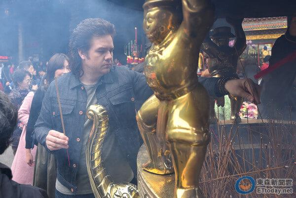 《阴尸路》尤金拜拜初体验!挑战「插香炉」火超旺吓傻