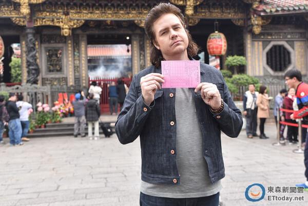 《阴尸路》尤金拜拜初体验!挑战「插香炉」火超旺吓傻