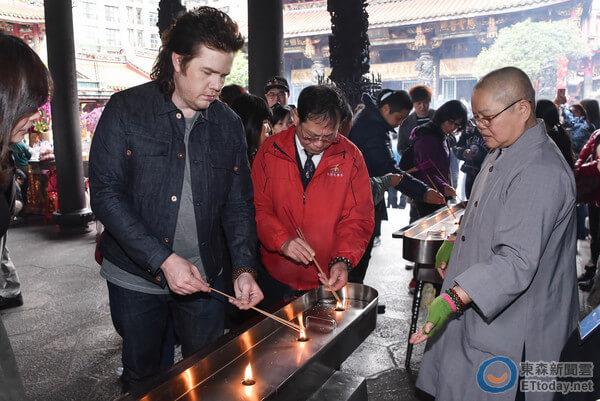 《阴尸路》尤金拜拜初体验!挑战「插香炉」火超旺吓傻