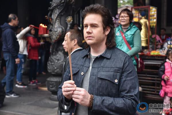 《阴尸路》尤金拜拜初体验!挑战「插香炉」火超旺吓傻