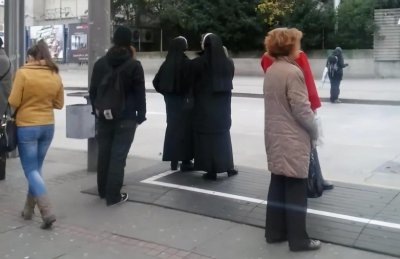 ​“她的腿是透明的!”克罗地亚男子随手一拍吓着自己，网友:见了鬼了…