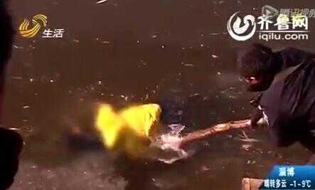 诡异!寒冬清晨无名女尸冰冻冰层之下 口袋惊现灵异手机号