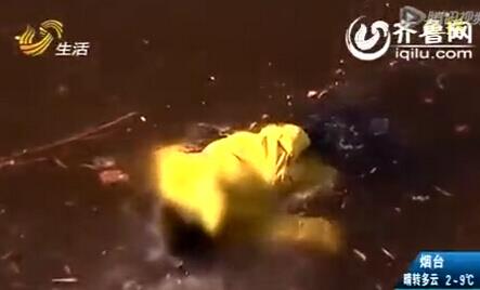 诡异!寒冬清晨无名女尸冰冻冰层之下 口袋惊现灵异手机号