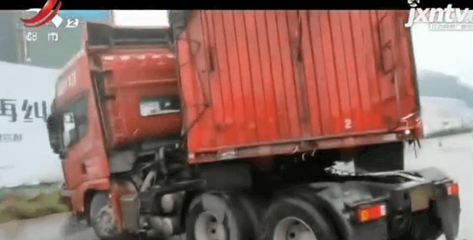 下雨天发生灵异事件?司机称踩刹车没反应 车头撞上自己车尾