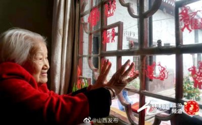 ​老人用剪纸讲述的故事：“老鼠娶亲”