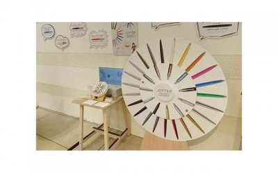 ​以星星为主题写一个比喻句和一个拟人句